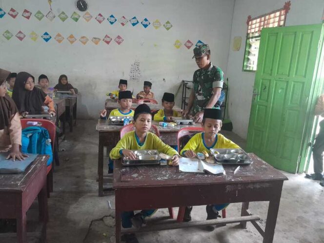 
					Babinsa Koramil 05/BD Serda Muhklis hadir langsung mendampingi pelaksanaan program Makan Bergizi Gratis, Jumat (14/11/2025)