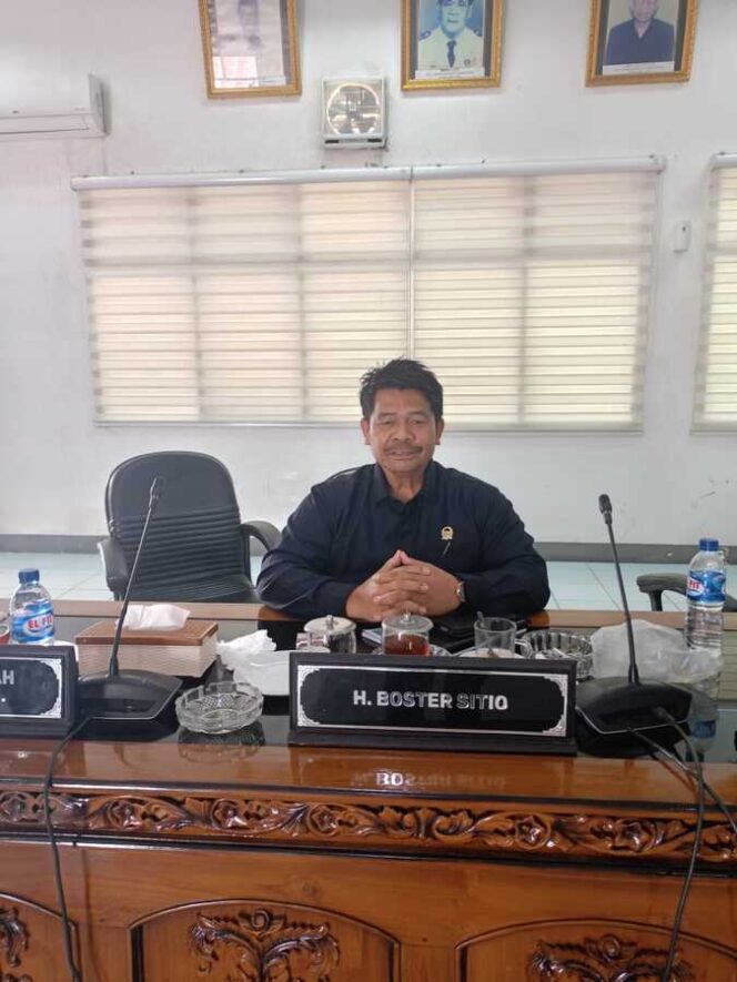 
					H. Boster Sitio saat diwawancarai AkarRumput di Gedung DPRD Kabupaten Labuhanbatu, Senin (17/11/2025)