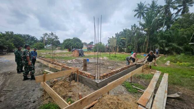 
					Danramil 01/AK Mayor Inf Parlindungan Sinaga, S.H., melakukan pengecekan langsung pembangunan Koperasi Merah Putih di Dusun Barisan Rel, Jumat (21/11/2025)