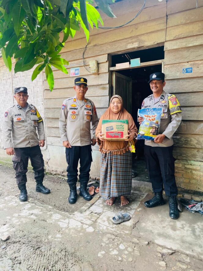 
					Kapolsek Bilah Hilir AKP Armen Faisal bersama jajaran Bhabinkamtibmas turun langsung menyambangi dua desa di wilayahnya Desa Sei Tarolat dan Desa Sei Kasih, Selasa (25/11/2025)