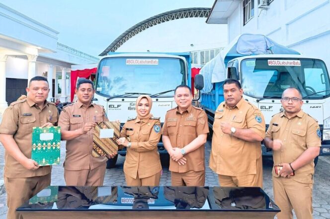 
					Bupati Labuhanbatu dr. Hj. Maya Hasmita, Sp.OG., MKM, didampingi Sekretaris Daerah Ir. Hasan Heri Rambe, menyerahkan dua unit truk pengangkut sampah kepada Kecamatan Rantau Selatan, Selasa (09/12/2025)