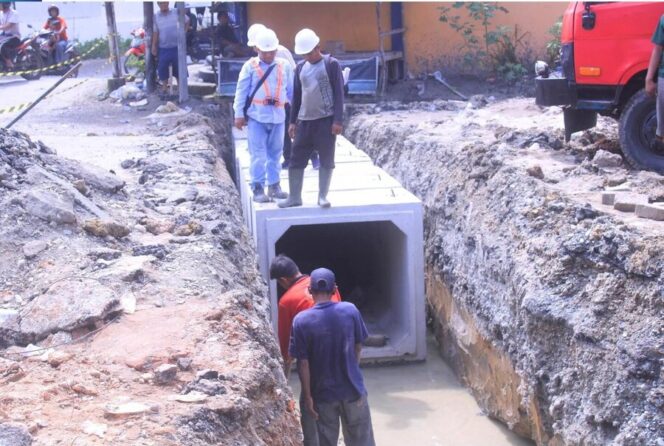 
					Proses peningkatan infrastruktur drainase dan crossing guna menekan risiko banjir di wilayah Kota Rantauprapat, Rabu (10/12/2025)
