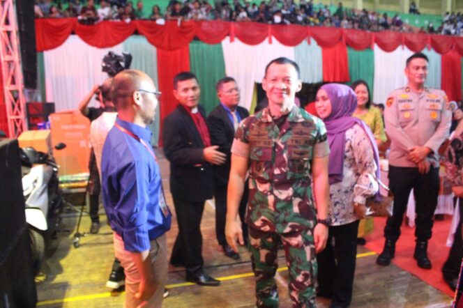 
					Dandim 0209/Labuhanbatu Letkol Inf Yudi Ardian Saputro, S.Ip., saat menghadiri Perayaan Natal Oikumene Tahun 2025 di GOR Kabupaten Labuhanbatu, Sabtu (27/12/2025)