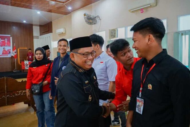 
					Wakil Bupati Labuhanbatu, H. Jamri ST, saat menghadiri Konferensi Cabang ke-IV GMNI Labuhanbatu yang digelar di Aula Gedung PKK, Kamis (04/12/2025)