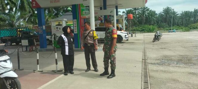 
					Babinsa Koramil 07/AKB Serma Endi Espana bersama Bhabinkamtibmas Polsek NA-IX-X Aipda Sutam Tampubolon, saat monitoring stok BBM di SPBU Desa Kampung Pajak, Jumat (05/11/2025)