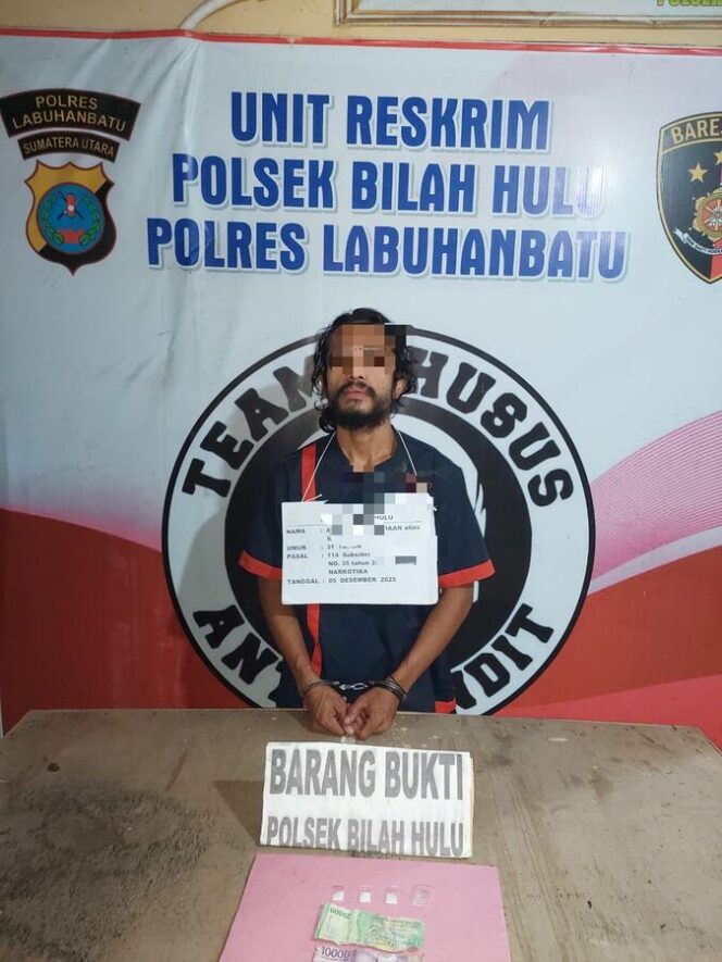 
					Terduga pelaku seorang pria berinisial AR alias ROY (32) beserta barang bukti yang berhasil diamankan, Jumat, (05/12/2025)