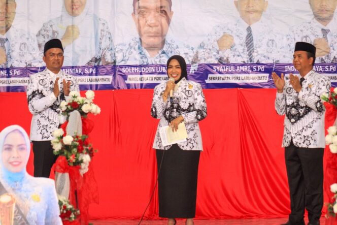 
					Bupati Labuhanbatu dr. Hj. Maya Hasmita Sp.OG, M.K.M saat menyampaikan sambutan, Senin (08/12/2025)