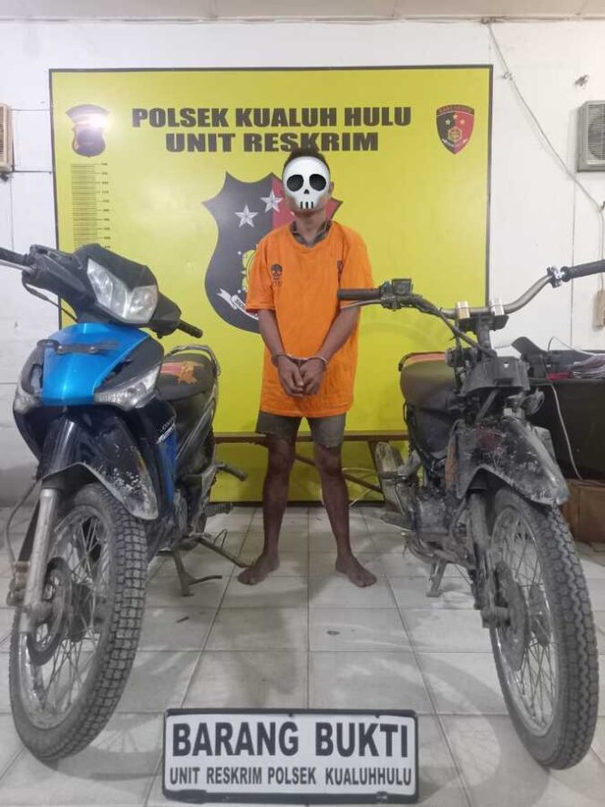 
					Terduga pelaku seorang pria berinisial ASB beserta barang bukti yang berhasil diamankan, Selasa (09/12/2025)