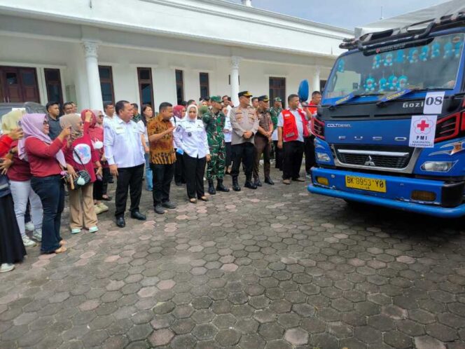 
					Pemerintah Kabupaten Labuhanbatu bersama Kodim 0209/LB kembali mengirimkan bantuan untuk warga terdampak banjir di Batang Toru, Kabupaten Tapanuli Selatan, Rabu (10/12/2025)