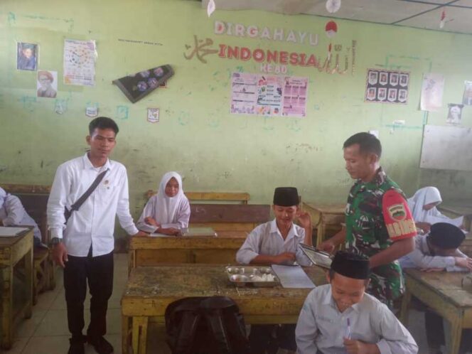 
					Babinsa Koramil 02/TL, Serka Dulman Nainggolan, melakukan pendampingan di MTs Al Hasanah Kelurahan Tanjung Leidong, Kecamatan Kualuh Leidong, Rabu (10/12/2025)