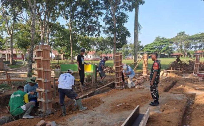 
					Danramil 06/MB Mayor Inf Kurniawan Edi Saputra melakukan pengecekan langsung terhadap progres pembangunan Koperasi Merah Putih,  Selasa (09/12/2025)