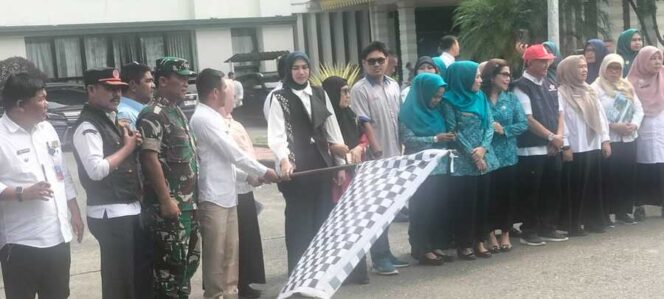 
					Pemerintah Kabupaten Labura bersama TNI dan unsur Forkopimda melepas bantuan kemanusiaan untuk korban banjir di wilayah Sumatera Utara dan Aceh, Rabu (10/12/2025) 