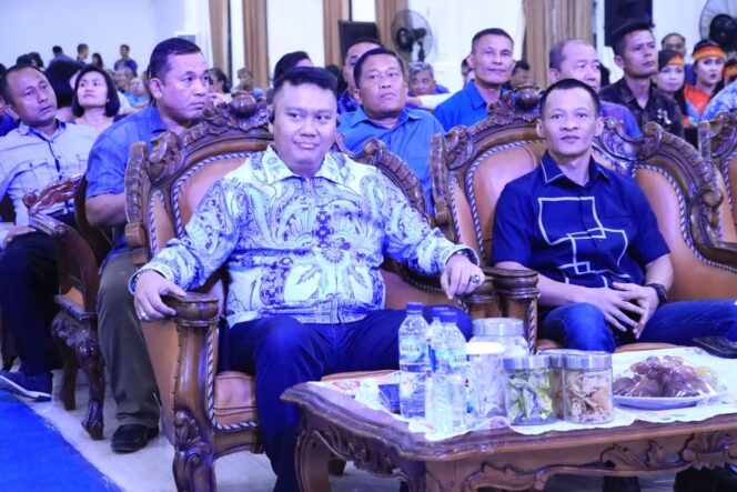 
					Kapolres Labuhanbatu AKBP Choky Sentosa Meliala, S.I.K., S.H., M.H.  dan Dandim 0209/Labuhanbatu Letkol Inf Yudy Ardiyan Saputro, S.I.P., menghadiri Ibadah dan Perayaan Natal Keluarga Besar Polres Labuhanbatu yang berlangsung di Gedung RPC Rantauprapat, Kecamatan Rantau Utara, Jumat (19/12/2025)