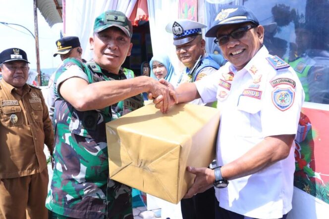 
					Kasdim Mayor Inf S.H., Tanjung saat memberikan bingkisan kepada petugas pengamanan Natal 2025 dan Tahun Baru 2026, di Pos Pam dan Pos Yan, Senin (22/12/2025)