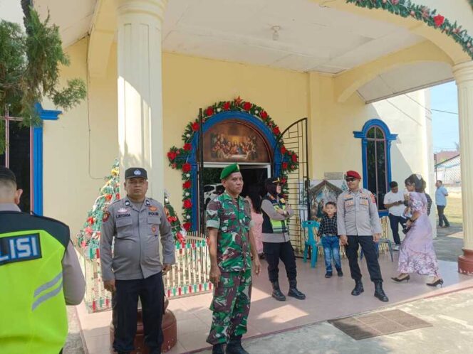 
					Babinsa Koramil 07/Aek Kota Batu (AKB) bersama personel Polsek NA-IX-X melaksanakan pengamanan ibadah Natal di seluruh gereja wilayah Kecamatan NA-IX-X, Kamis (25/12/2025)