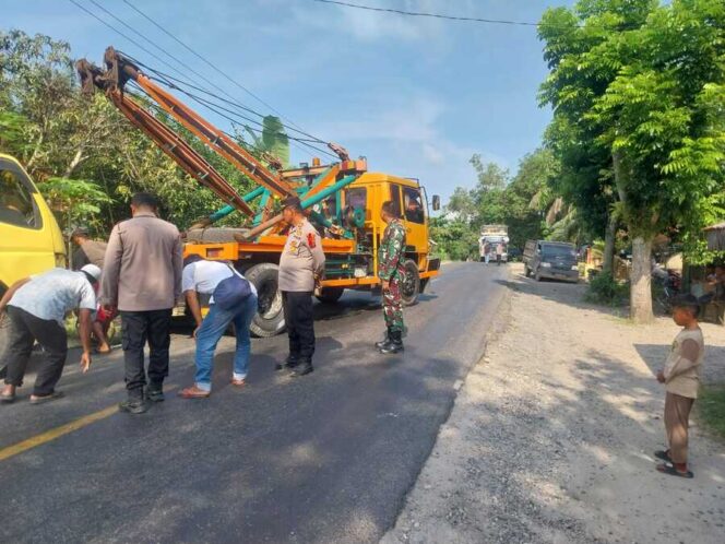 
					Koramil 12/Langga Payung (LP) bersama Polres Labuhan Batu Selatan dan Polsek Sungai Kanan bergerak cepat mengevakuasi satu unit truk cold diesel yang terbalik akibat kecelakaan lalu lintas di Jalan Lintas Kota Pinang–Gunung Tua, Kamis (25/12/2025)
