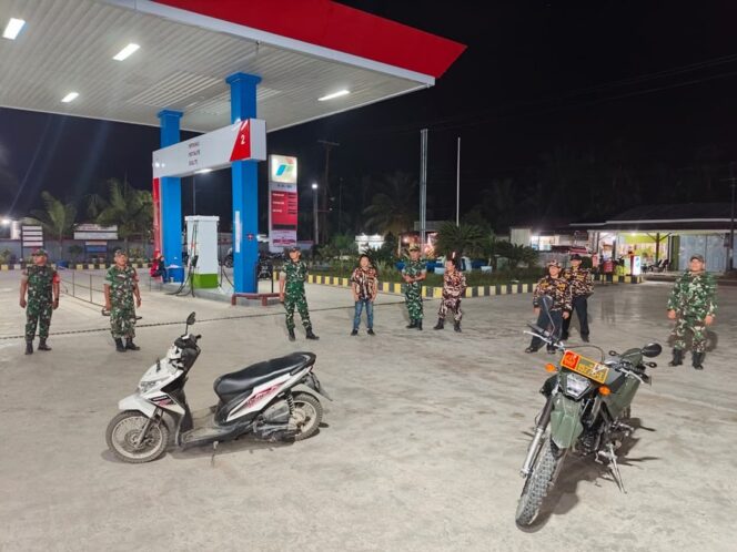 
					Koramil 06/Marbau Kodim 0209/Labuhanbatu bersama Komponen Pendukung FKPPI melaksanakan Patroli Gabungan Natal dan Tahun Baru di wilayah Kecamatan Marbau, Rabu malam (24/12/2025)