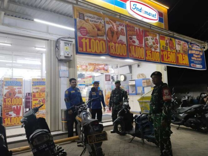 
					Babinsa Koramil 10/Tanjung Medan Kodim 0209/Labuhanbatu menggelar patroli, Minggu malam (28/12/2025)