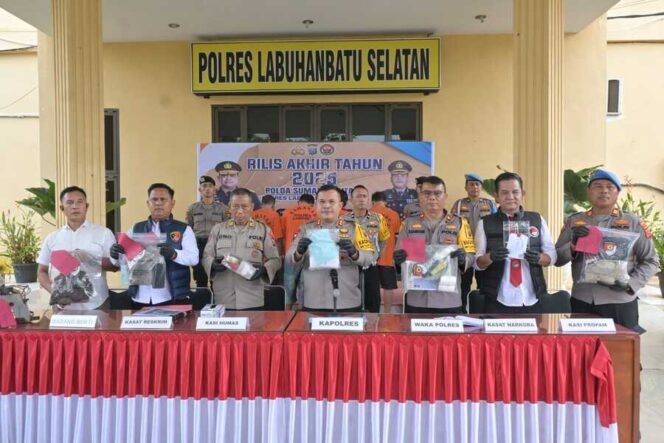 
					Konferensi Pers Akhir Tahun 2025 pada Selasa (30/12/2025) sore di halaman Mapolres Labusel