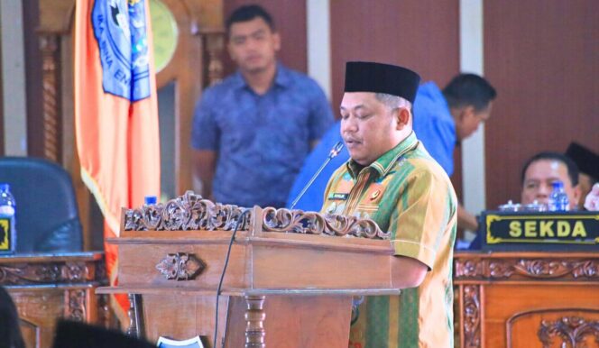 
					Wakil Bupati H. Jamri ST saat menyampaikan Laporan Hasil Pelaksanaan Reses I DPRD Labuhanbatu Masa Persidangan I Tahun Persidangan II 2025, yang digelar di Ruang Sidang DPRD Labuhanbatu Jumat (23/01/2026)