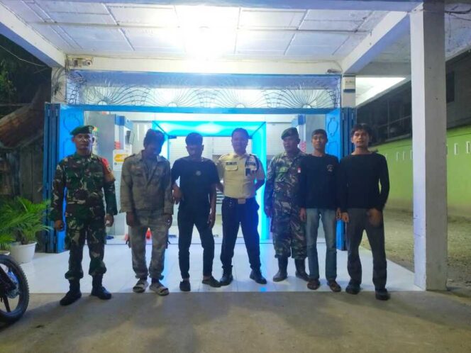 
					Koramil 02/Tanjung Leidong, Kodim 0209/Labuhanbatu, menggelar patroli gabungan bersama organisasi kemasyarakatan di Kecamatan Kualuh Leidong, Kabupaten Labuhanbatu Utara, Kamis (15/01/2026)