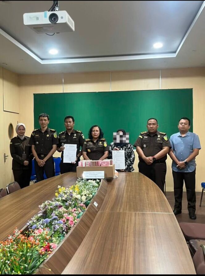 
					Serah terima uang pengganti dilakukan oleh pihak terkait, Kamis (15/01/2026)