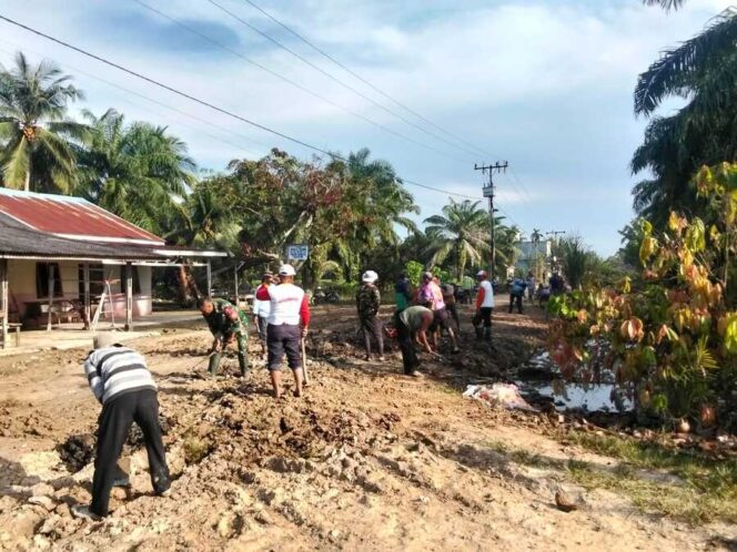 
					Kegiatan gotong royong memperbaiki jalan rusak di Dusun Kampung Jawa, Kecamatan Kualuh Hilir, Minggu (11/1/2026)