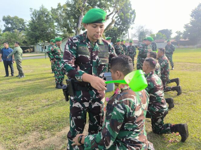 
					Dandim 0209/LB memimpin Tradisi Korps penerimaan lima personel baru dan pelepasan dua personel pindah satuan Senin (12/01/2026)