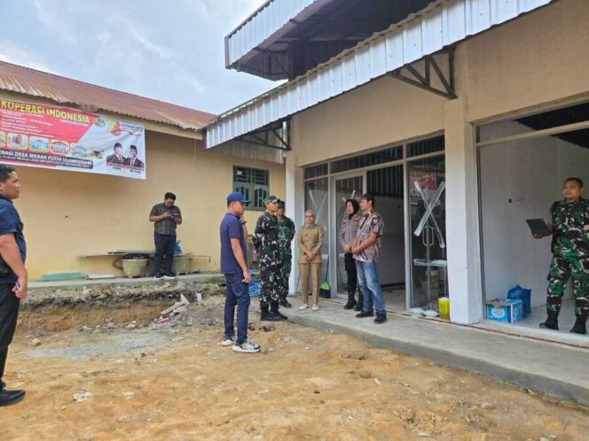 
					Letkol Kav Hanung Kaptiaji meninjau pembangunan KDMP di Dusun Aek Kulim, Desa Mandalasena, dan Desa Ulumahuam, Kecamatan Silangkitang, Kabupaten Labuhanbatu Selatan, Senin (12/01/2026) 
