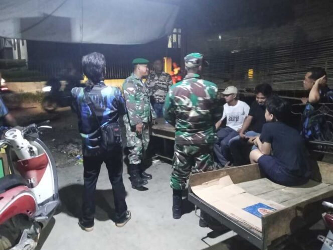 
					Personel Koramil 12/LP melaksanakan patroli gabungan bersama FKPPI dan IPK di sejumlah titik rawan Kecamatan Sungai Kanan, Kabupaten Labuhanbatu Selatan, Selasa (12/01/2026)