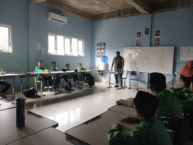 
					Pembekalan motivasi kepada siswa SMP Muhammadiyah Ahmad Dahlan Aek Kanopan, disampaikan oleh Babinsa Koramil 01/Aek Kanopan, Selasa (20/01/2026)