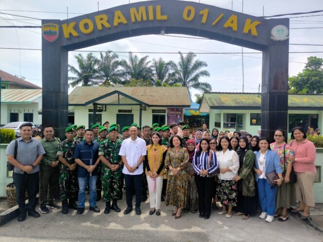 
					Dandim 0209/Labuhanbatu, Letkol Kav Hanung Kaptiaji, S.Sos., M.I.P. saat melakukan kunjungan kerja ke tiga Koramil dalam rangka memperkuat moril dan soliditas prajurit, salah satunya di Koramil 07/Aek Kota Batu, Minggu (18/01/2026)