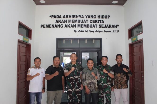 
					Dandim 0209/Labuhanbatu, Letkol Kav Hanung Kaptiaji, S.Sos., M.I.P., bersama mahasiswa Labuhanbatu dalam sebuah diskusi humanis yang digelar di Kantor Unit Intel Kodim 0209/LB, Jalan Gatot Subroto, Rantauprapat, Rabu (21/01/2025)