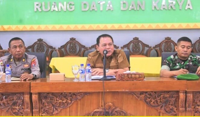 
					Sekretaris Daerah Kabupaten Labuhanbatu Ir. Hasan Heri Rambe, selaku Ketua Satuan Tugas MBG, saat memimpin rapat evaluasi bersama pengelola dapur dan Satuan Pelayanan Pemenuhan Gizi (SPPG), Selasa (20/01/2026)