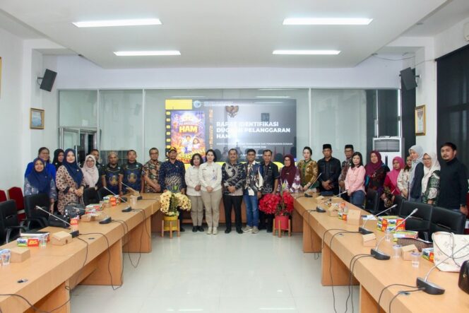 
					Rapat identifikasi dugaan pelanggaran Hak Asasi Manusia (HAM) di Kabupaten Labuhanbatu. Kegiatan berlangsung di Ruang Rapat Bupati, Kompleks Kantor Bupati Labuhanbatu, Jumat (23/01/2026)