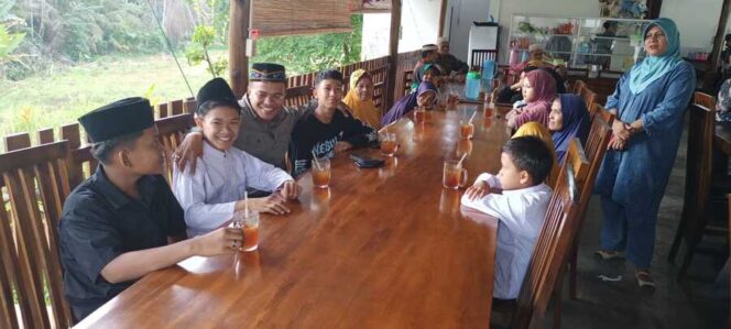 
					Penasehat Forum Wartawan Kejaksaan (Forwaka) Kabupaten Labuhanbatu Berry Lumban Gaol  menunjukkan kepedulian lewat kegiatan Jumat Berkah kepada puluhan anak yatim, Jumat (23/12/2026)