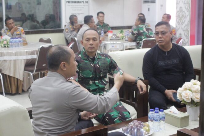 
					Dandim 0209/Labuhanbatu, Letkol Kav Hanung Kaptiaji, S.Sos., M.I.P., melakukan kunjungan silaturahmi ke Markas Polres Labuhanbatu, Kamis (22/01/2026)