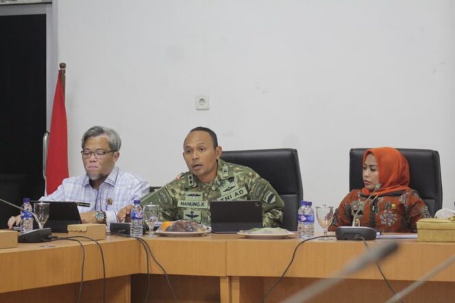 
					Dandim 0209/Labuhanbatu, Letkol Kav Hanung Kaptiaji, S.Sos., M.I.P., saat menghadiri Rapat Koordinasi Gugus Tugas Reforma Agraria (GTRA) awal Tahun Anggaran 2026 yang digelar di Ruang Rapat Bupati Labuhanbatu, Jumat (23/01/2026)