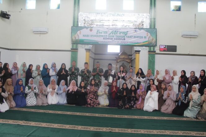 
					Peringatan Isra Mi’raj Nabi berlangsung di Masjid Baitul Hikmah Kodim 0209/LB, Jalan Abdul Aziz, Kecamatan Rantau Utara, Senin (26/01/2026)
