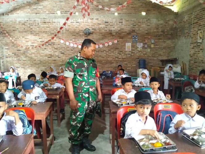 
					Babinsa Koramil 09/NL Serka Adam Malik Hasibuan, menunjukkan peran aktifnya dalam mendukung Program Makan Bergizi Gratis (MBG), Senin (26/01/2026)