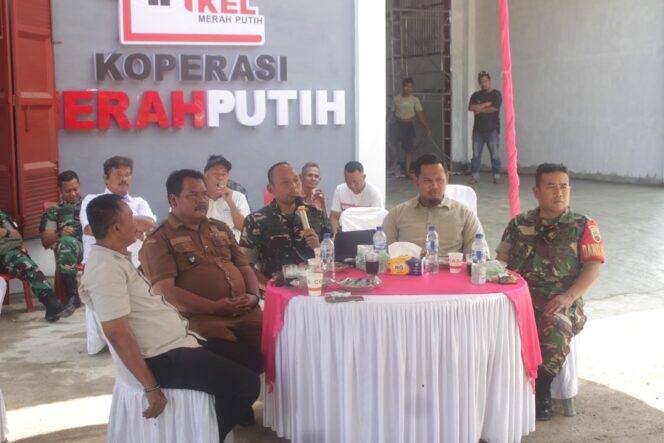 
					Dandim 0209/Labuhanbatu, Letkol Kav Hanung Kaptiaji, S.Sos., M.I.P. saat dirinya mengikuti Video Conference (Vicon) evaluasi nasional percepatan KDKMP, Selasa (27/01/2026), di Desa Tanjung Harapan, Kecamatan Pangkatan