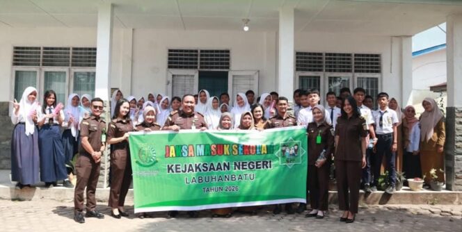 
					Kasi Intel Kejari Labuhanbatu Memed Rahmad Sugama Siregar SH, para jaksa dan staf seksi intelijen foto bersama kepala sekolah, Sri Zuliani Ritonga, guru dan siswa-siswi SMPN 3 Rantau Utara, Selasa (27/01/2026)