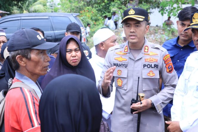 
					Kapolres Labuhanbatu AKBP Wahyu Endrajaya, S.I.K., M.Si terlihat aktif memantau langsung di lapangan. Ia tak hanya berdiri di titik aman, tetapi mendekati warga, berbicara dengan nada rendah, dan memastikan anggotanya tetap menahan diri, Rabu (28/01/2026)