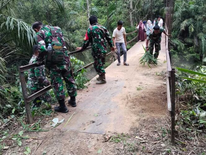
					Personil Koramil 12/LP mengecek kondisi fisik dan bentang penyeberangan jembatan gantung di Kecamatan Sungai Kanan, Rabu (28/01/2026)