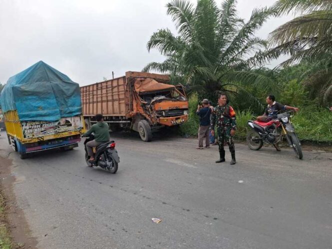
					Usai kecelakaan truk engkel di Jalur Lintas Sumatera, Kecamatan Bilah Hulu, Babinsa Koramil 13/Aek Nabara Pelda Fahrul H. Rambe mengatur arus kendaraan dari dua arah, Kamis (29/01/2026) 