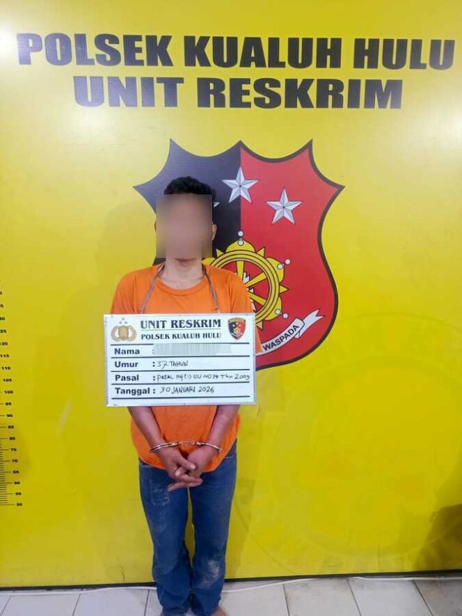 
					Terduga pelaku seorang pria berinisial E (37), diamankan polisi saat diduga melakukan transaksi narkotika jenis sabu, Jumat (30/01/2026)