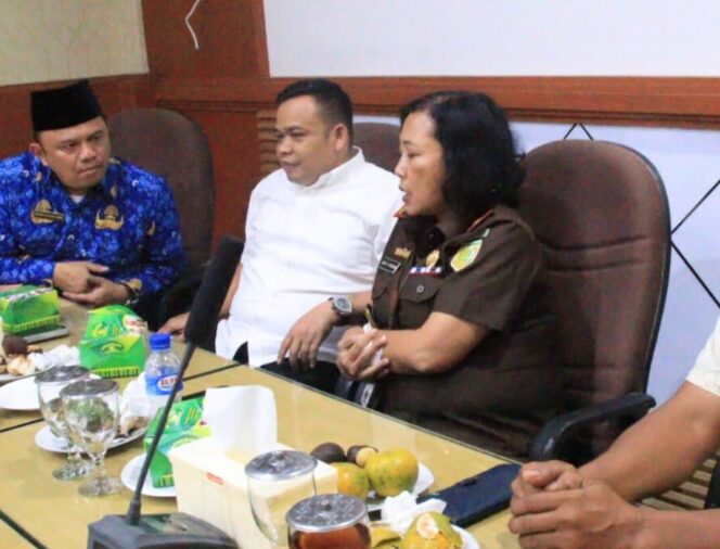 
					Kaban BPKAD Salman Al Farisi (Baju Kopri), Ketua DPRD Labuhanbatu Arjan Priadi Ritonga (Putih), Kajari Labuhanbatu Asnath Anytha Idatua Hutagalung, S.H