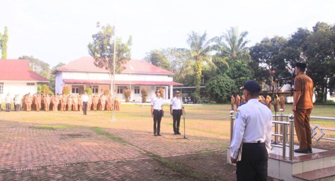 
					Apel Gabungan Kelompok I di Lapangan BKPP, Senin (09/02/2026) terkait mengintensifkan sosialisasi sekaligus penegakan tiga Peraturan Bupati (Perbup) Tahun 2025 untuk memperkuat ketertiban lalu lintas dan optimalisasi retribusi daerah