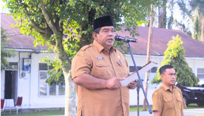 
					Zaid Harahap saat memimpin apel gabungan Kelompok I di lingkungan Pemkab Labuhanbatu, yang berlangsung di Lapangan BKPP, Senin (23/02/2026)