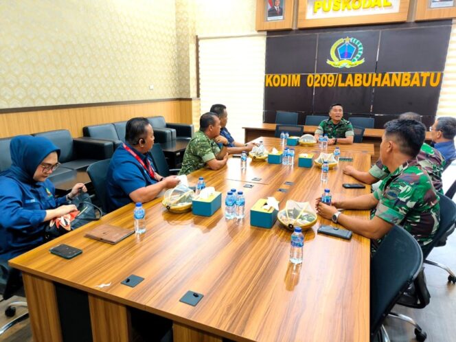 
					Kepala Staf Kodim 0209/Labuhanbatu, Mayor Inf S.H. Tanjung, menyambut langsung rombongan perusahaan bersama para perwira staf, Kamis (05/02/2026)